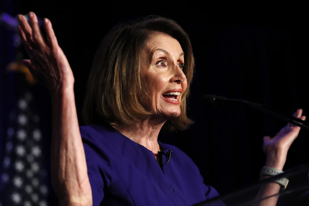 Nancy Pelosi, die neue demokratische Mehrheitsführerin im Repräsentantenhaus, bei ihrer Siegesrede im Hyatt Regency in Washington. (Foto: Keystone/AP/Jacquelyn Martin)