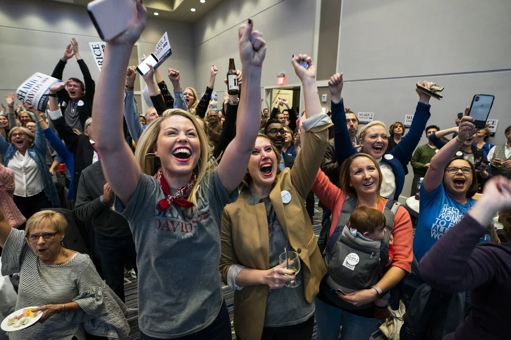 Jubel bei den Demokraten. Das Bild stammt aus dem demokratischen Hauptquartier in Olathe (Kansas). Bei den Midterm-Wahlen in den USA verlieren die Republikaner von Präsident Donald Trump die Mehrheit im Repräsentantenhaus, bauen aber ihren Einfluss im Senat aus. Für Trump wird das Regieren jetzt komplizierter. (Foto: Keystone/EPA/Jim Lo Scalzo)