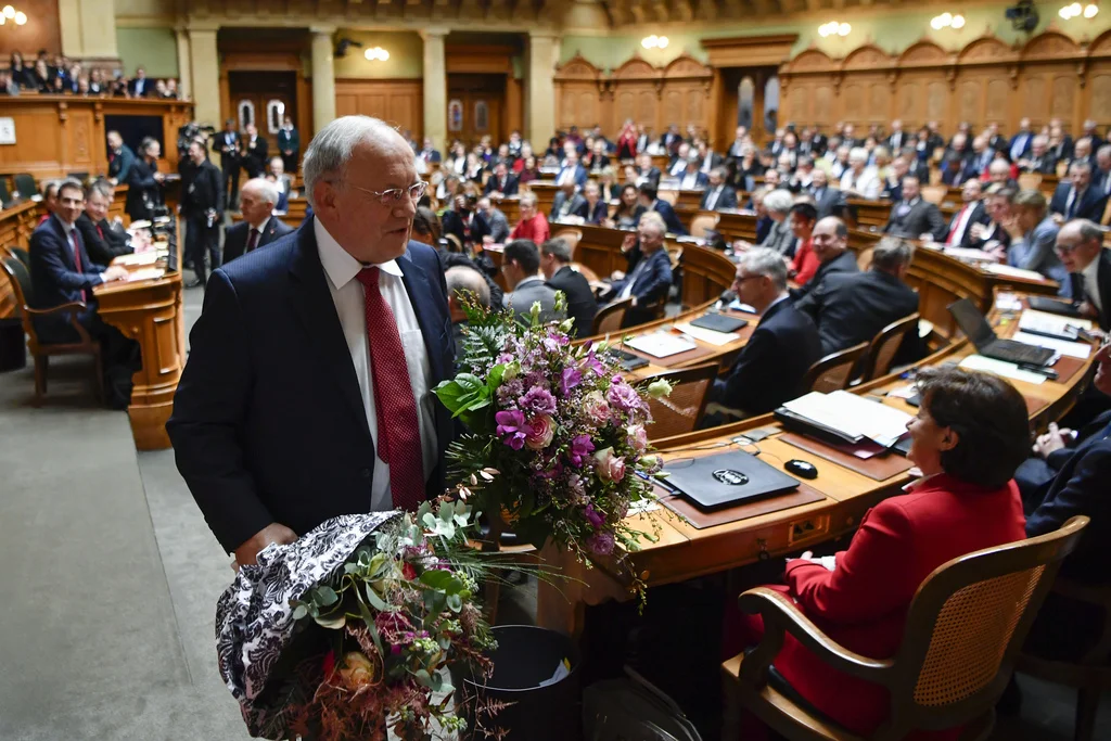 Schneider-Ammann nach seiner Abschiedsrede (Foto: Keystone/Anthony Anex)