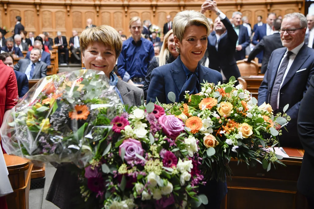 Die Walliser Nationalrätin Viola Amherd (links) und die St. Galler Ständerätin Karin Keller-Sutter werden im ersten Wahlgang in die Landesregierung gewählt. Amherd (CVP) erhält 148 und Keller-Sutter (FDP) 154 Stimmen. Das Bild zeigt die beiden nach Wahl. (Foto: Keystone/Anthony Anex)