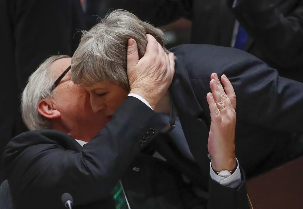 Die britische Premierministerin Theresa May kämpft verbissen um ein Brexit-Abkommen. Das Bild zeigt sie mit EU-Kommissionspräsident Jean-Claude Juncker während des EU-Gipfeltreffens in Brüssel am 13. Dezember. Obwohl sich May und die EU grundsätzlich einig geworden sind und obwohl May eine Vertrauensabstimmung in der eigenen Partei überstanden hat, liegt ein Brexit-Abkommen in weiter Ferne. Die Abstimmung im Parlament über den Brexit-Deal musste auf 21. Januar verschoben wird. Ein „Nein“ zum Abkommen gilt …