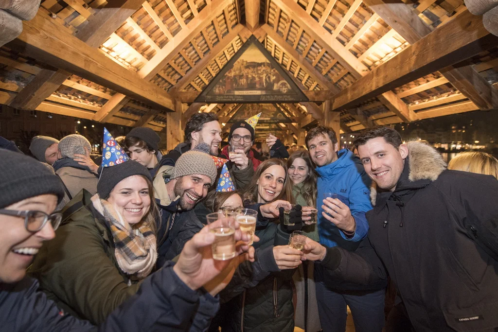 Silvester auf der Kapellbrücke in Luzern (Foto: Keystone/Urs Flüeler)