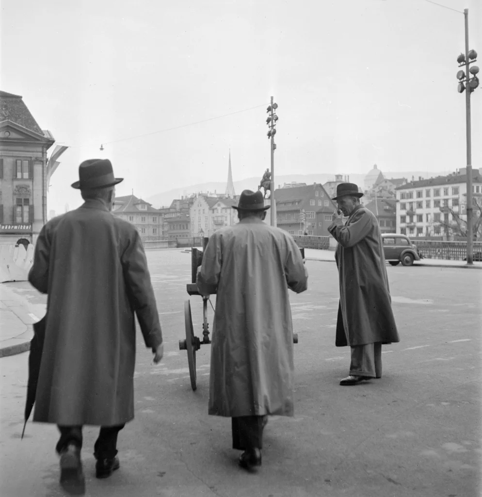 31. Oktobr 1943: Nach Schliesslung der Wahllokale werden in der Stadt Zürich die versiegelten Urnen auf Handkarren abtransportiert. (Foto: Keystone/Photopress-Archiv/Milou Steiner) 