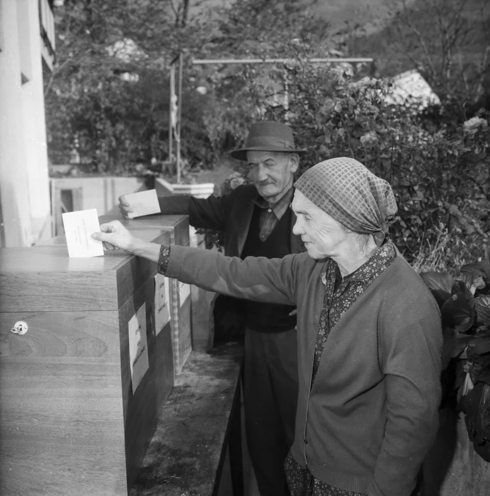 Im Oktober 1971 nehmen Frauen erstmals an National- und Ständeratswahlen teil. Das Bild zeigt ein Wahllokal in der Berggemeinde Isone im Kanton Tessin. Am 7. Februar 1971 hatten sich 65,7 Prozent der stimmenden Männer für die Einführung des Stimm- und Wahlrechts für Frauen auf eidgenössischer Ebene ausgesprochen. (Foto: Keystone/Photopress-Archiv/Fo) 