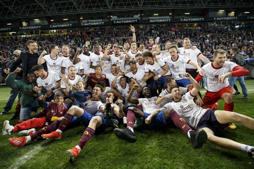 Nach dem 3:1 Sieg gegen Lausanne vor über 20'000 Zuschauern steigt der Genfer Fussballklub Servette FC wieder in die höchste Spielklasse auf. Der traditionsreiche 17-fache Schweizermeister, der mit schweren finanziellen Problemen zu kämpfen hatte, fristete lange Jahre in der Challenge League (früher: Nationalliga B) und sogar in der Amateurliga (1. Liga). Servette ersetzt in der Super League einen anderen Traditionsklub: die Zürcher Grasshoppers, die zum ersten Mal seit 70 Jahren absteigen. (Foto: Keystone…