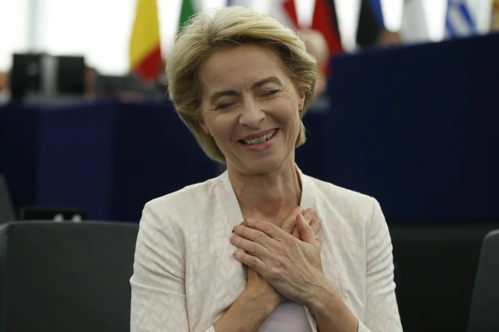 Erstmals steht eine Frau der Europäischen Union vor. Das EU-Parlament in Strassburg wählt die 60-jährige frühere deutsche Verteidigungsministerin Ursula von der Leyen zur neuen Kommissionspräsidentin und damit zur Nachfolgerin des Luxemburgers Jean-Claude Juncker. Von der Leyen erhielt 383 Stimmen, neun mehr als das absolute Mehr. (Foto: Keystone/AP/Jean-François Badias)