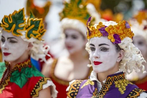 In Vevey beginnt eines der grössten und farbenprächtigsten Volksfeste der Schweiz. Eine Million Besucher und Besucherinnen strömen an den Genfersee. Das Winzerfest, die „Fête des Vignerons“, findet nur alle 20 bis 25 Jahre statt: einmal pro Generation. (Foto: Keystone/Valentin Flauraud)

