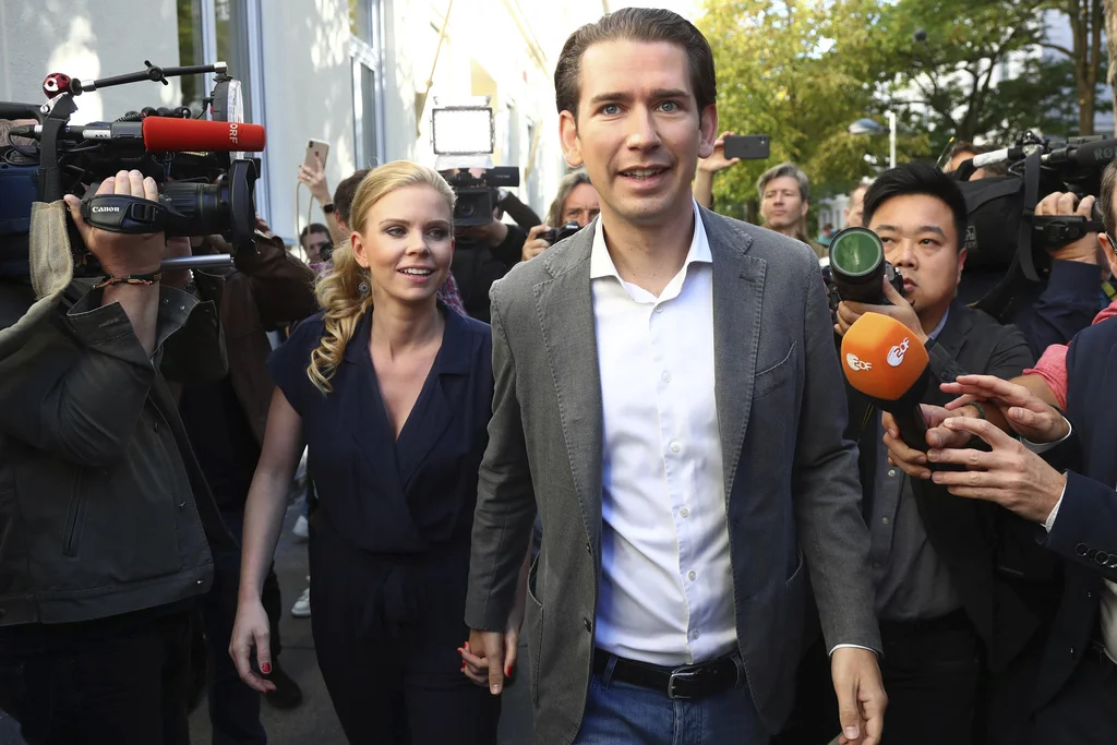 Kurz mit seiner Freundin Susanne Thier am Sonntagmittag in Wien nach Abgabe ihrer Stimme. (Foto: Keystone/AP/Matthias Schrader)