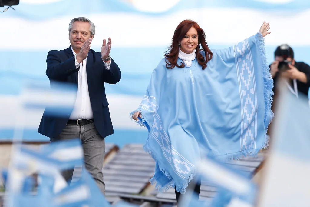 Der 60-jährige Peronist Alberto Fernández wird mit 48 Prozent der Stimmen zum neuen Regierungschef Argentiniens gewählt. Als Vizepräsidentin wurde Cristina Kircher, die frühere Präsidentin und Ehefrau ihres inzwischen verstorbenen Ehemanns und Präsidenten Néstor Kirchner gewählt. Fernández gilt als gemässigter Mitte-links-Politiker. Gegen Cristina Kirchner laufen mehrere Verfahren wegen Korruption. Fernández löst er den bisherigen Präsidenten Mauricio Macri ab. (Foto: Keystone/EPA/Juan Ignacio Roncoroni)