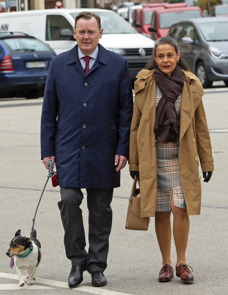 Sieger und ohne Mehrheit: Ministerpräsident Bodo Ramelow mit seiner Frau Germana Alberti am Sonntag beim Gang ins Wahllokal in Erfurt (Foto: Keystone/AP/Jens Meyer)