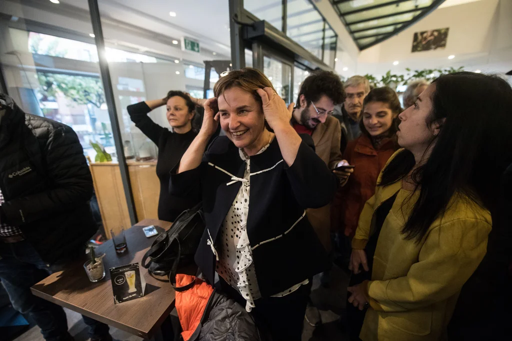 Politisches Erdbeben im Tessin: Die Sozialdemokratin Marina Carobbio entreisst dem CVP-Fraktionschef Filippo Lombardi den Ständeratssitz. Lombardi ist Fraktionschef der CVP in der Bundesversammlung. Auch die Tessiner Freisinnigen verlieren ihren Ständeratssitz nach 126 Jahren. Die grüne Parteichefin Regula Rytz kann von der grünen Welle nicht profitieren und wird nicht in den Berner Ständerat gewählt. In Zürich verteidigen die Freisinnigen ihren Sitz. (Foto: Keystone/Ti-Press/Samuel Golay)