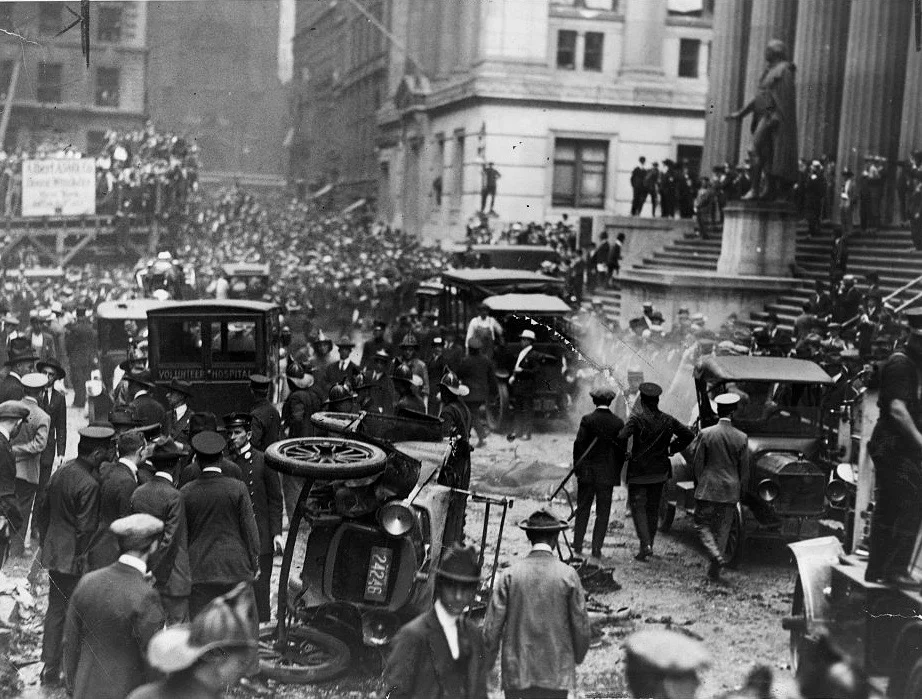 Um 12.01 Uhr detoniert vor der Börse und gegenüber J.P. Morgan eine 50 Kilogramm schwere Bombe, die einem Pferdewagen versteckt war und 250 Kilogramm Eisenteile umherschleudert. Dreissig Menschen sterben sofort, neun weitere einige Tage später. 300 Personen werden verletzt. Bei den Toten und Verletzten handelt es sich vorwiegend um Angestellte der umliegenden Banken, die in die Mittagspause gingen. Die Täter werden im anarchistischen Milieu vermutet. Auf Flugblättern, die unweit von der Explosion aufgefund…