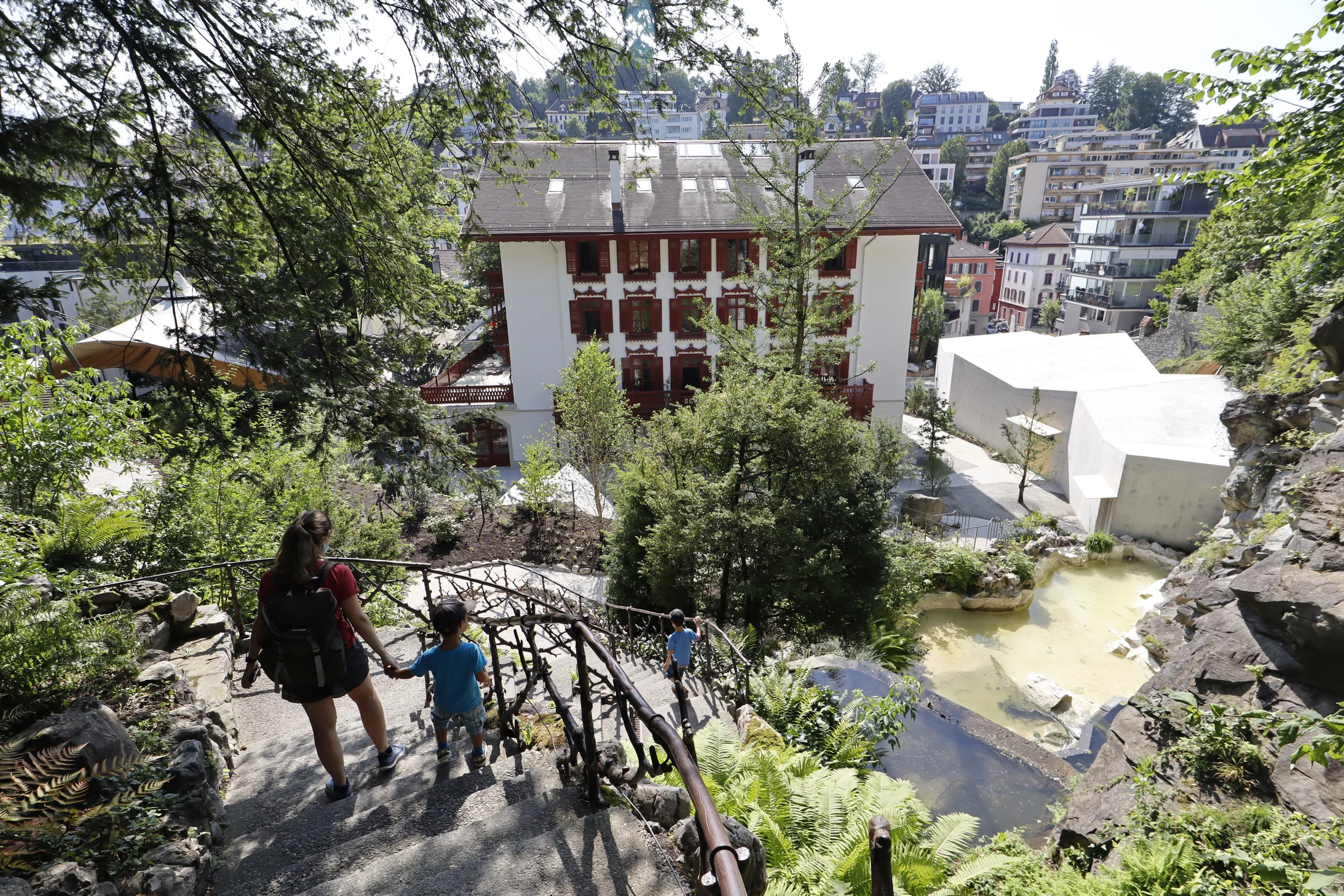 Blick vom Alpenpfad auf das „Schweizerhaus“. Rechts der Neubau mit den Räumen für Wechselausstellungen. Bild: © Gletschergarten Luzern