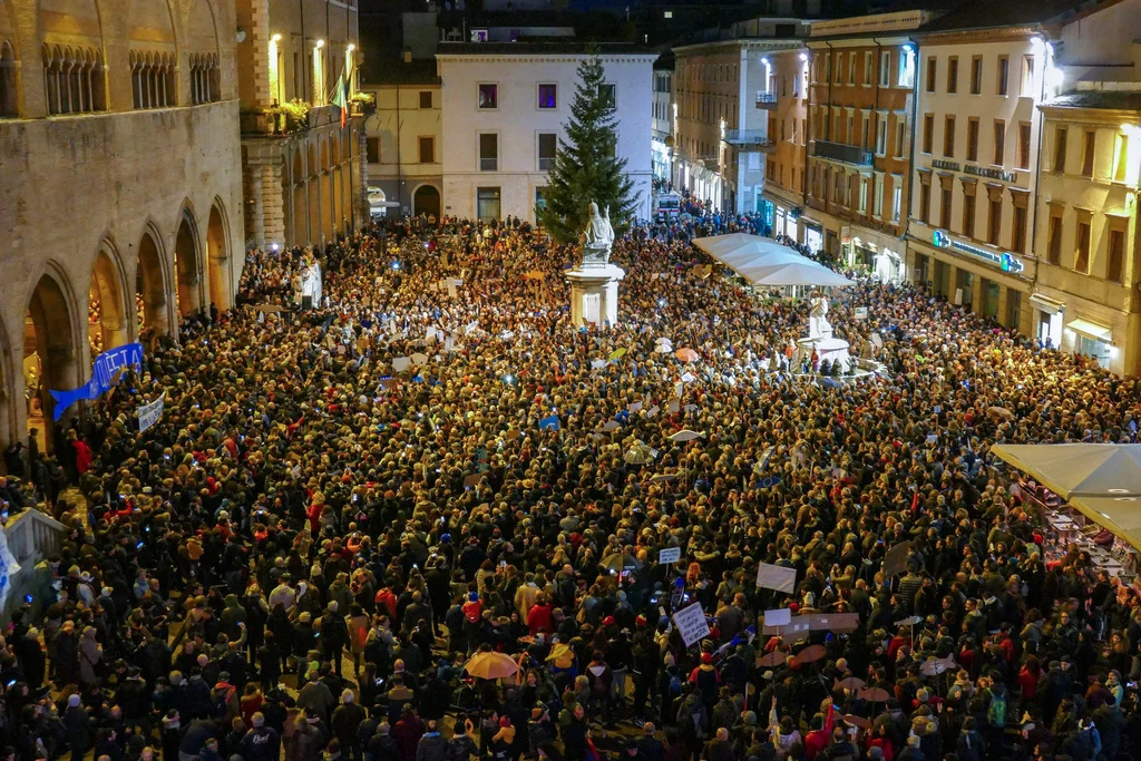 Die Sardinen in Rimini (Foto: Keystone/AP/Ansa/Pasquale Bove)