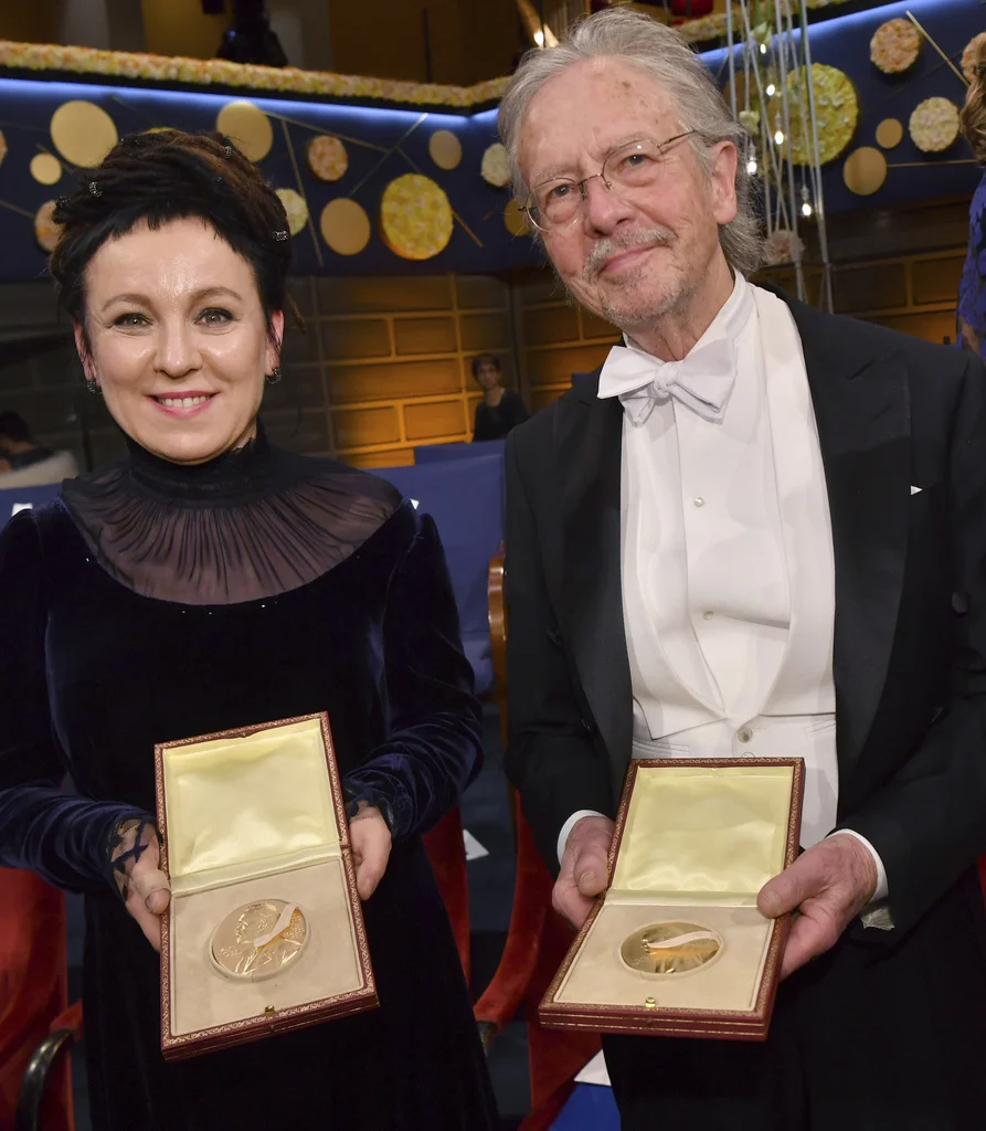 Der Österreicher Peter Handke und die Polin Olga Tokarczuk erhalten die Literaturpreise für die Jahre 2018 und 2019. Handke ist politisch umstritten, weil er unter anderem die serbischen Greueltaten im Jugoslawienkrieg beschönigte und die Grabrede für Slobodan Milošević hielt. Das Bild zeigt die beiden Preisträger nach der Übergabe der Medallien am 10. Dezember 2019 in der Konzerthalle in Stockholm.  (Foto. Keystone/Jonas Ekstromer/TT News Agency via AP) 