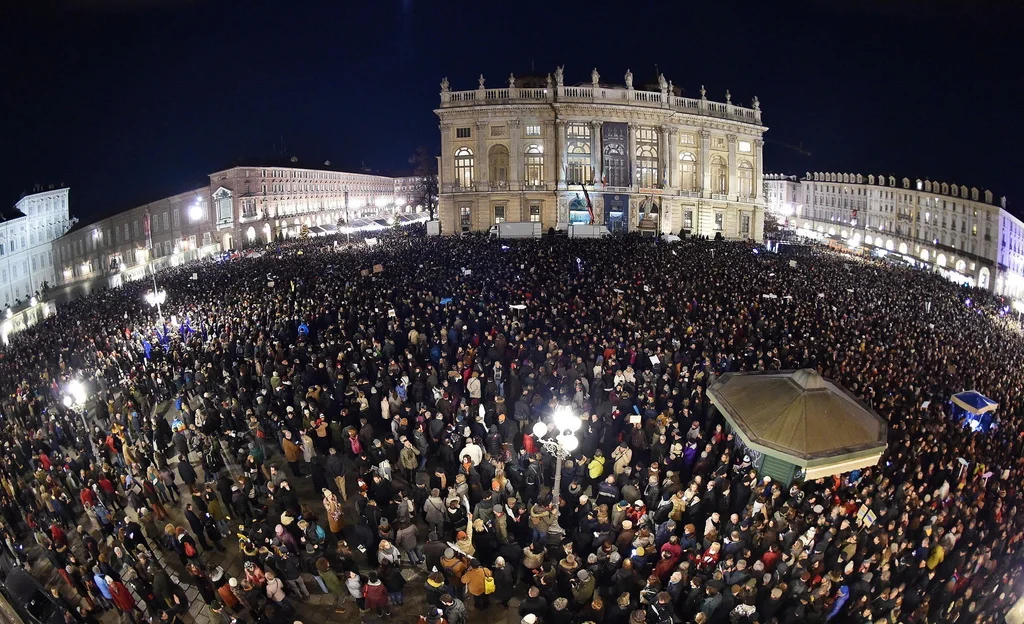 Zehntausende Italienerinnen und Italiener protestieren in Dutzenden italienischen Städten gegen Lega-Chef Matteo Salvini und seine rechtspopulistische, teils rassistische Politik. In den Meinungsumfragen liegt Salvinis Lega mit rund 30 Prozent der Stimmen nach wie vor klar an der Spitze. Die Demonstranten nennen sich Sardinen, weil die Schwärmen auftreten und dicht gedrängt auf den Plätzen stehen. Das Bild stammt aus Turin. (Foto: Keystone/EPA/Alessandro di Marco) 