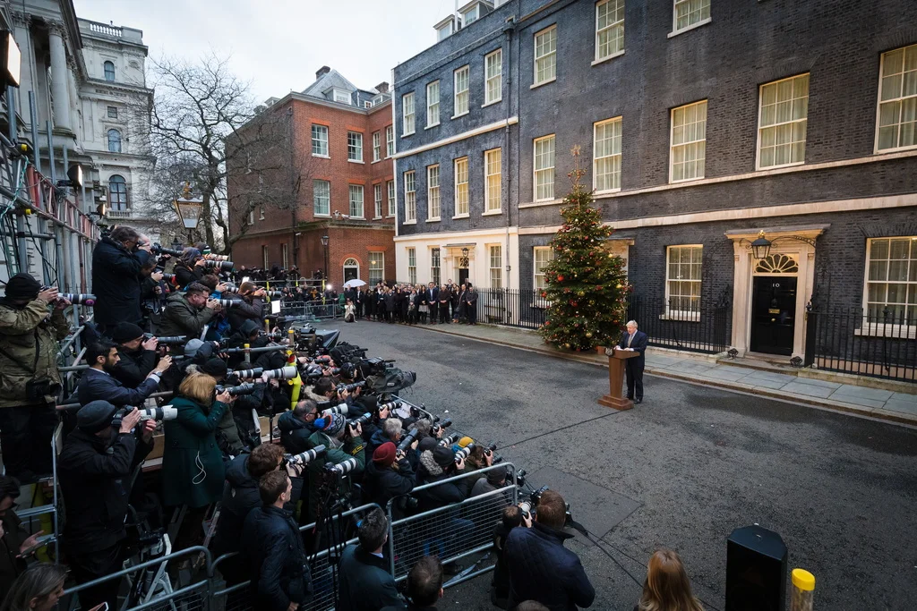 Boris Johnson tritt nach seinem überwältigenden Sieg bei den britischen Wahlen in Downingt Street 10 vor die Medien. Johnsons Konservative Partei gewinnt 47 Sitze und damit die absolute Mehrheit im Unterhaus. Der alte und neue Premierminister erklärte, er wolle jetzt den Austritt Grossbritanniens aus der EU schnell vorantreiben. Den Brexit umzusetzen, sei die „unwiderlegbare, unaufhaltsame, unbestreitbare Entscheidung des britischen Volkes“. Auch ein zweites Referendum sei vom Tisch, sagte Johnson. 


