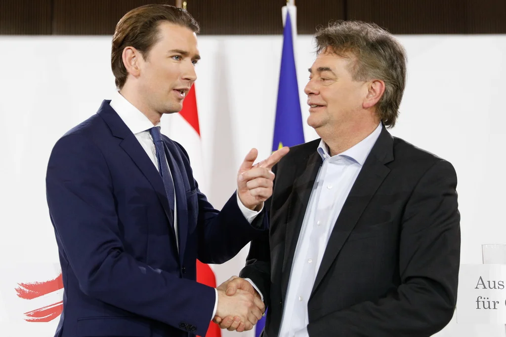 Die konservative Österreichische Volkspartei (ÖVP) und die Grünen bilden eine neue Regierung. Im Bild: Der alte und neue Bundeskanzler Sebastian Kurz (links) und Grünen-Chef Werner Kogler. Das Bündnis, das erste seiner Art, löst die frühere ÖVP-FPÖ-Regierung ab, die nach dem Ibiza-Skandal von FPÖ-Parteichef Heinz-Christian Strache zerbrach. (Foto: Keystone/EPA/Florian Wieser)