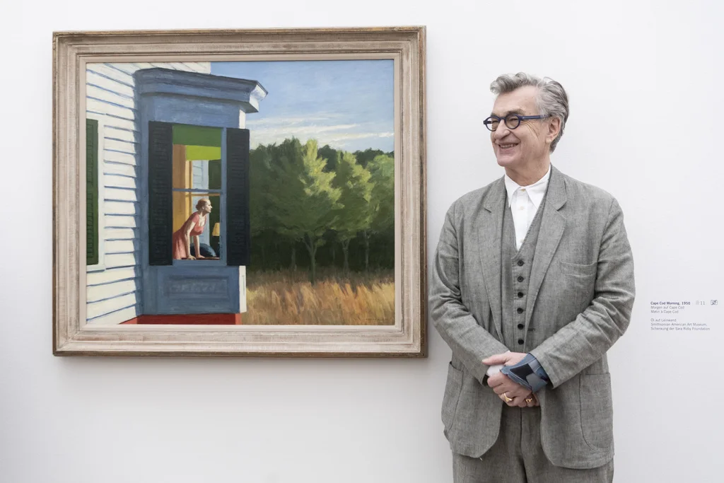 Wim Wenders am Freitag in der Fondation Beyeler neben dem Bild „Cape Cod Morning“. (Foto: Keystone/Ennio Leanza) 
