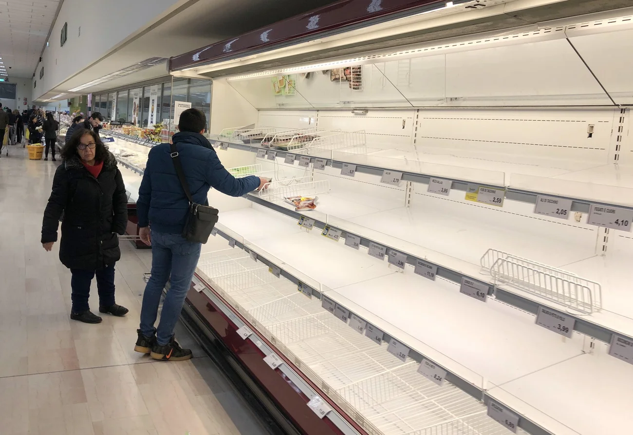 Ein Supermarkt in Pioltello bei Mailand: Leere Gestelle nach Hamsterkäufen. (Foto: Keystone/EPA/Andrea Canali)