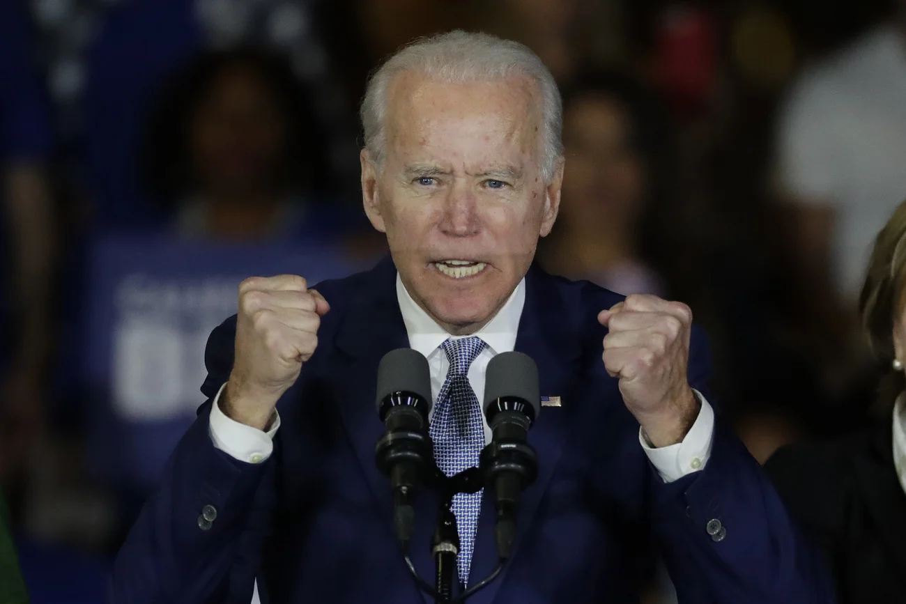 3. März „Sleepy Joe“ ist aufgewacht. Der „schläfrige Biden“, wie ihn Trump spöttisch nennt, gewinnt die Vorwahlen in neun oder zehn der 14 Super-Tuesday-Staaten. Im Bild: Biden in der Nacht zum Mittwoch in Los Angeles. (Foto: Keystone/AP/Chris Carlson)