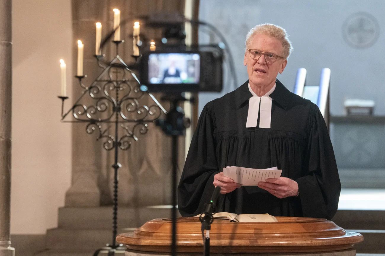 Pfarrer Niklaus Peter am Ostersonntag 2020 in der Fraumünsterkirche in Zürich (Foto: Keystone/Ennio Leanza) 