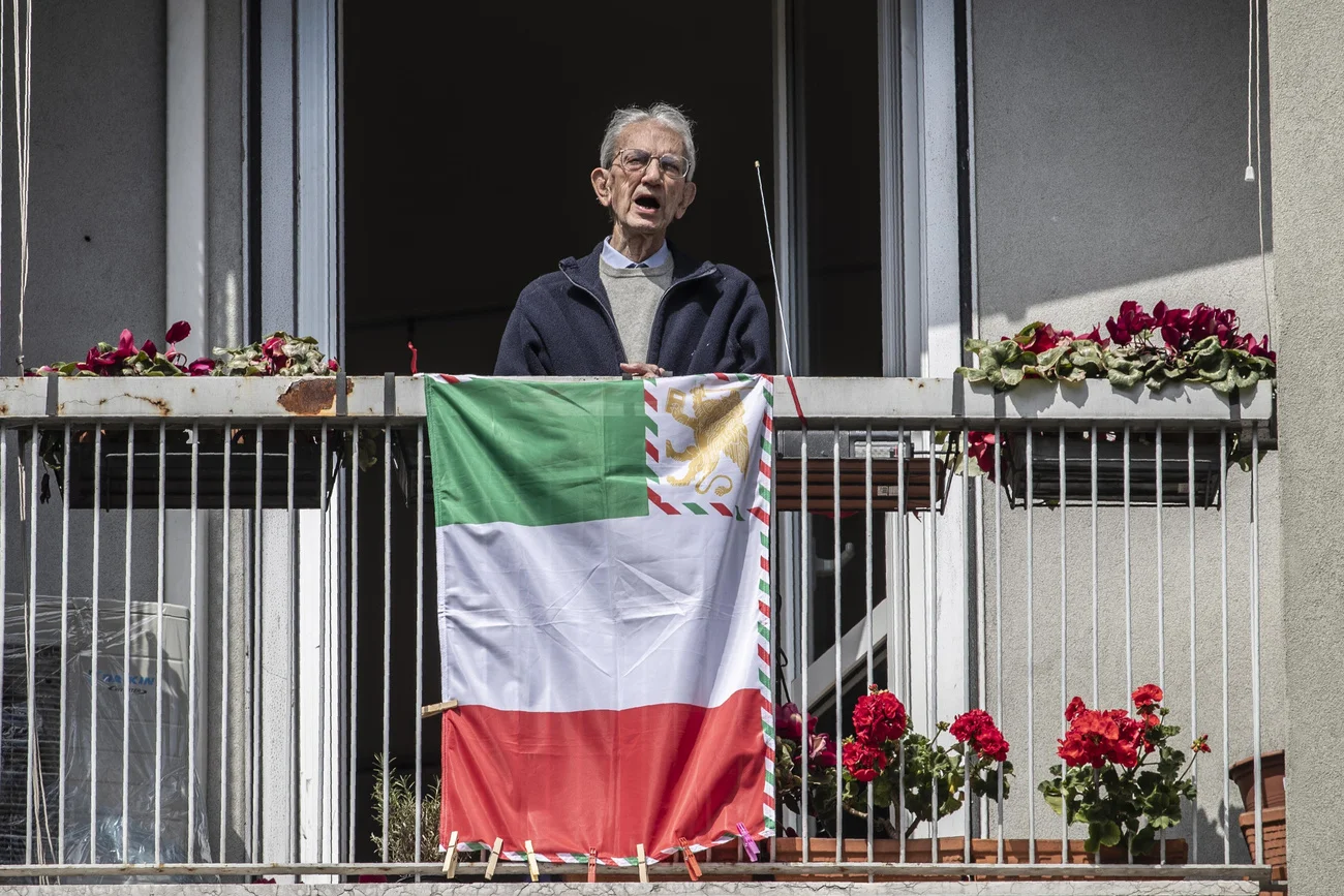 Von Zehntausenden, wahrscheinlich Hunderttausenden Balkonen ertönte am Samstag in ganz Italien das Lied „Bella Ciao“, die Hymne der italienischen Partisanen. Italien feierte gestern den 75. Jahrestag der Befreiung des Landes von den Faschisten. Im Bild der 97-jährige Carlo Smuraglia, einer der einstigen Partisanen, auf seinem Balkon in Mailand. Wegen des Lockdown mussten alle Veranstaltungen abgesagt werden. Deshalb forderten die Partisanen-Organisationen die Bevölkerung auf, die Hymne am offenen Fenster o…