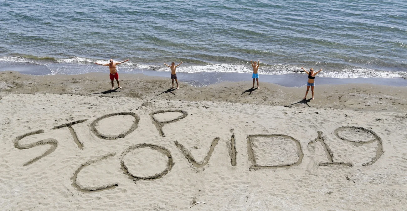 Nach 55 Tagen Lockdown: Die Italienerinnen und Italiener dürfen wieder ins Freie – mit Auflagen. Das Bild stammt vom Strand von Posillipo bei Neapel. Restaurants und Bars bleiben geschlossen. Die Zahl der Infizierten und der Toten geht langsam zurück. Allerdings gibt es vor allem im Norden immer wieder Ausschläge nach oben. Bisher sind in Italien 30’560 Menschen am Corona-Virus gestorben. In den letzten 48 Stunden starben 165 Personen. In sieben der 20 italienischen Regionen wurde am Samstag gar kein neuer…