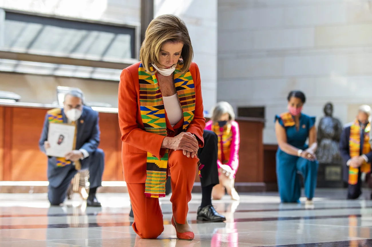 Acht Minuten und 46 Sekunden: So lange knieten Nancy Pelosi und mehrere Kongress-Abgeordnete auf Capitol Hill in Washington nieder und gedachten dem gewaltsamen Tod von George Floyd. Die Demokratin Pelosi ist Vorsitzende des amerikanischen Repräsentantenhauses. Während des Gedenkens werden die Namen von George Floyd und anderer Menschen verlesen, die durch Polizeigewalt ums Leben kamen. Die Demokraten verlangen eine radikale Reform des amerikanischen Polizeiwesens. Der inzwischen angeklagte Polizist Derek …