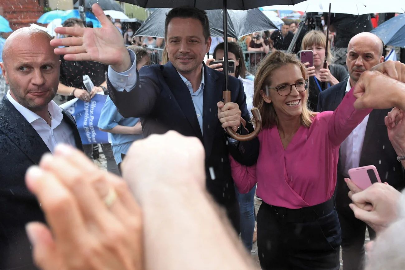 Trzaskowski mit seiner Frau Malgorzata Trzaskowska am Freitag in Warschau. (Foto: Keystone/EPA/Radek Pietruska)