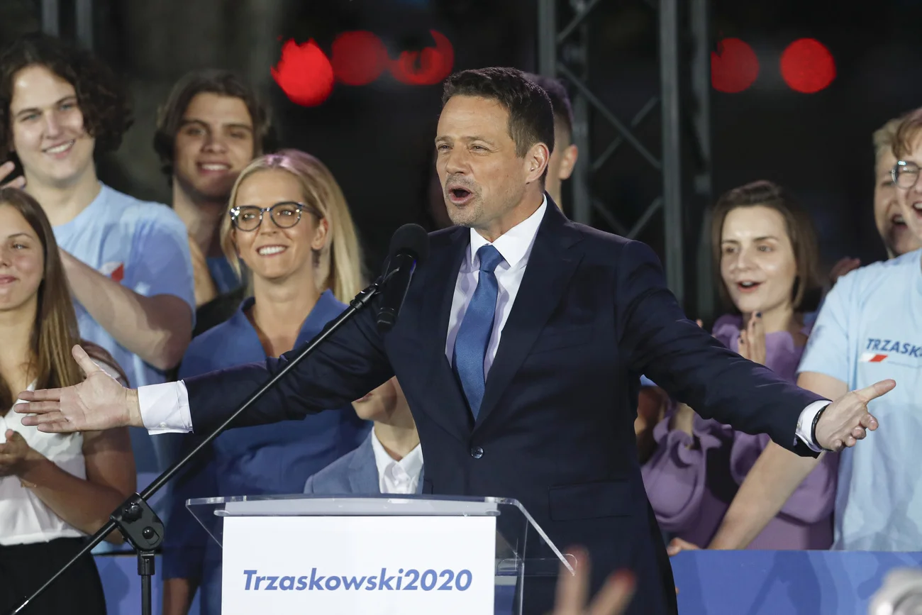 Starkes Ergebnis: Der Warschauer Bürgermeister Rafal Trzaskowski mit seiner Frau nach Bekanntgabe der ersten Prognose am Sonntagabend in Warschau. (Foto: Keystone/AP/Petr Davic Josek)