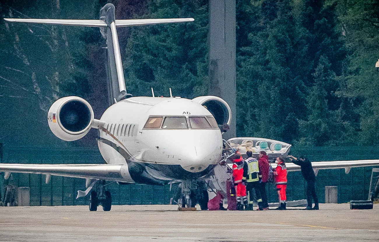 Soeben ist ein Spezialflugzeug mit Alexei Nawalny auf dem Berliner Flughafen Tegel gelandet. Zwei Tage vorher war der Kremlkritiker auf dem Flug vom sibirischen Tomsk nach Moskau zusammengebrochen. Nach einer Notlandung in Omsk wurde er künstlich beatmet. Schnell kam der Verdacht auf, er sei vergiftet worden. Auf einer Wasserflasche, die der Oppostionelle benutzte, wurden Giftspuren gefunden. Bundeskanzlerin Merkel forderte Russland auf, Nawalny nach Berlin überführen zu lassen. Nach längerem Zögern gab Pu…