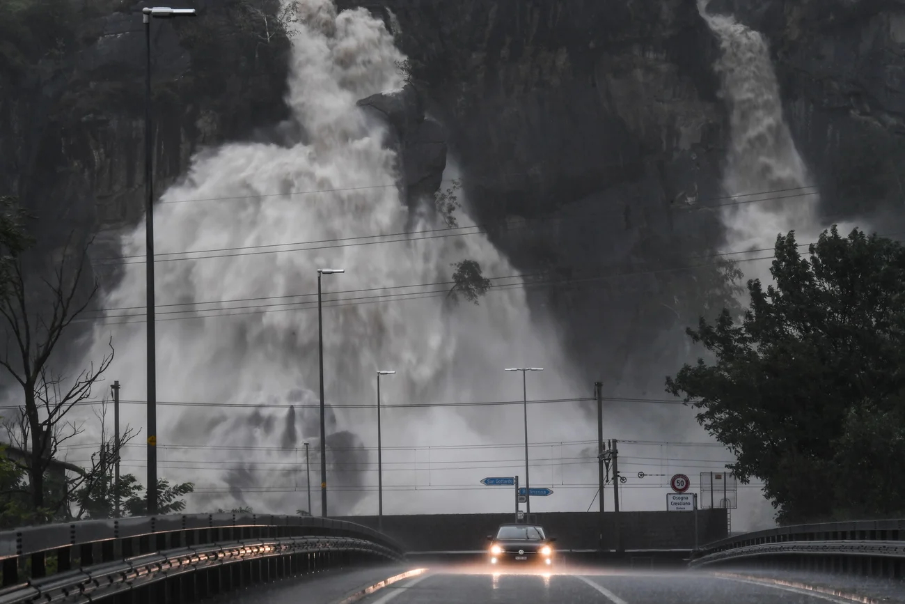 Ein Auto faehrt auf der ueberfluteten Kantonsstrasse, am Samstag, 29. August 2020, in Cresciano. In der Schweiz regnet es von Freitag bis Sonntagabend teilweise stark, im Tessin deutlich ueber 200 Liter pro Quadratmeter. (KEYSTONE/Ti-Press/Alessandro Crinari) 