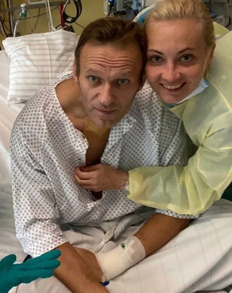 HANDOUT - 15.09.2020, Berlin: Die Kinder (nicht im Bild) des russischen Kremlkritikers Alexej Nawalny machen ein Selfie mit Nawalny und dessen Frau Julia am Krankenbett in der Charite. Gepostet wurde das Bild auf Instagram unter dem Link https://www.instagram.com/navalny/ (Wiederholung mit anderem Bildausschnitt - bestmögliche Qualität) Foto: Daria Nawalny/privat/Instagram/dpa - ACHTUNG: Nur zur redaktionellen Verwendung im Zusammenhang mit der aktuellen Berichterstattung und nur mit vollständiger Nennung …