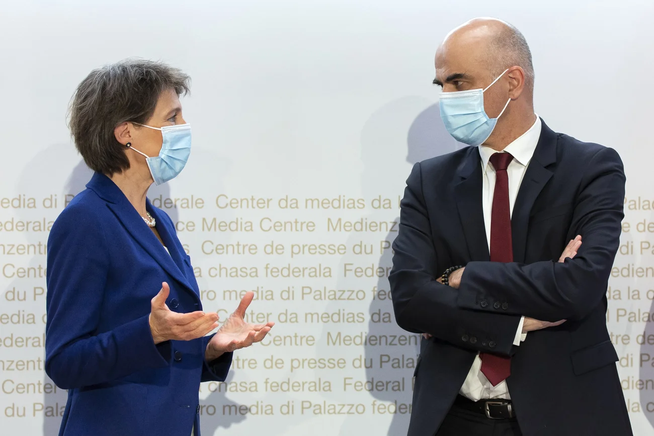 Im Kampf gegen eine weitere Ausbreitung der Corona-Pandemie beschliesst der Bundesrsat schärfere Massnahmen. Im Bild die Bundesräte Simonetta Sommaruga und Alain Berset. Die Maskenpflicht wird ausgedehnt und gilt auch im Freien. Versammlungen von mehr als zehn Personen im Freundes- und Familienkreis sind verboten, ebenso öffentliche Veranstaltungen mit mehr als 50 Personen. Restaurants müssen zwischen 23.00 Uhr und 06.00 Uhr geschlossen sein. Tanzlokale und Diskotheken bleiben geschlossen. Die Hochschulen …