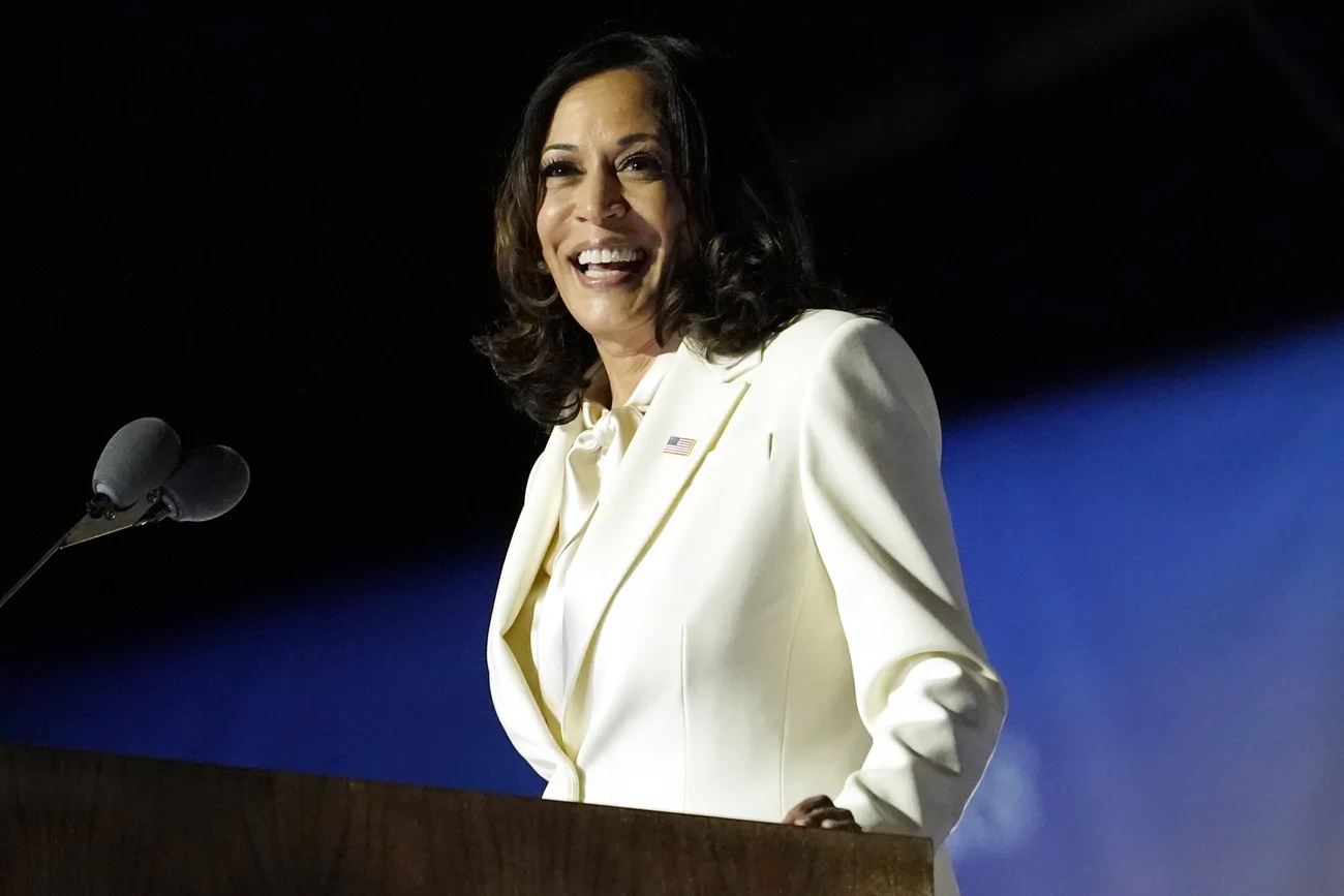 Kamala Harris, die erste amerikanische Vizepräsidentin, die erste Afroamerikanerin in diesem Amt, während ihrer Siegesrede an der Seite von Joe Biden in Wilmington, Delaware. (Keystone/AP/Andrew Harnik) 