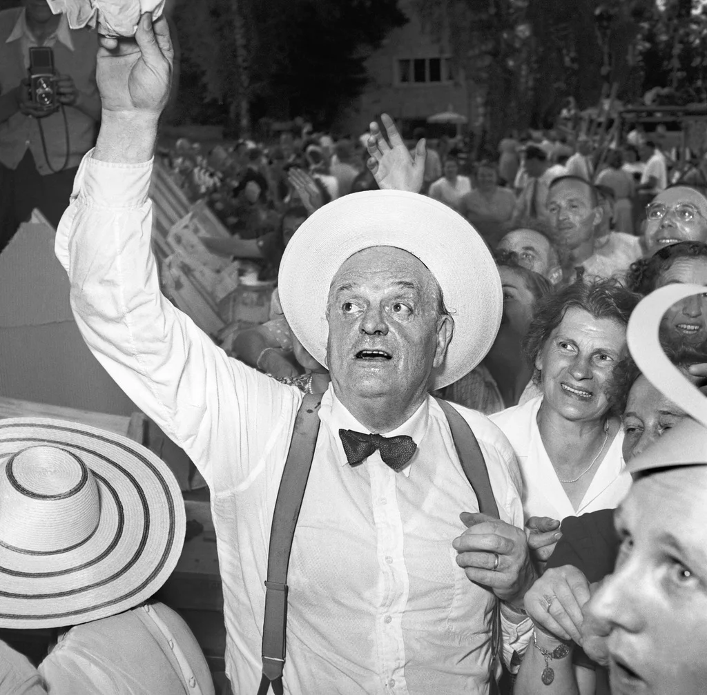 Am 15. August 1888 wird Gottlieb Duttweiler in Zürich geboren. 1925 gründete er die Migros, 1936 den Landesrings der Unabhängigen. Duttweiler war National- und Ständerat in Zürich und Bern. 1948 warf er mit zwei Steinen eine Scheibe des Bundeshauses ein, weil sein Vorstoss zur Landesversorgung verschleppt worden war. Das Bild zeigt ihn im Juli 1950 während der Feier des 25-jährigen Bestehens der Migros zusammen mit seiner Belegschaft. Duttweiler stirbt im Juni 1962. (Foto: Keystone/Photopress-Archiv)