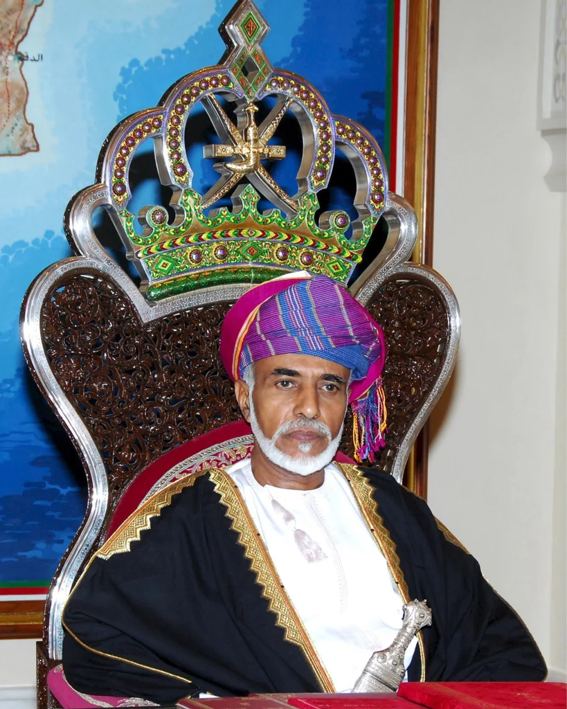 Oman Sultan tot
Der Sultan im Jahr 2007 (Foto: Keystone/ EPA/Hamid Alqasmi) Omans Sultan Kabus bin Said ist im Alter von 79 Jahren gestorben. Der Autokrat hatte fast 50 Jahre lang regiert – länger als jeder andere arabische Herrscher. 
Seine Majestät liess uns am 5. September 1988 in einem Gästehaus noch warten, bevor er Zeit für ein Gespräch hatte. Zu dritt – eine amerikanische Kolumnistin, ein japanischer Korrespondent und ein Redaktor des «Tages-Anzeigers» – waren wir per «Royal Flight», im Jet des Su…