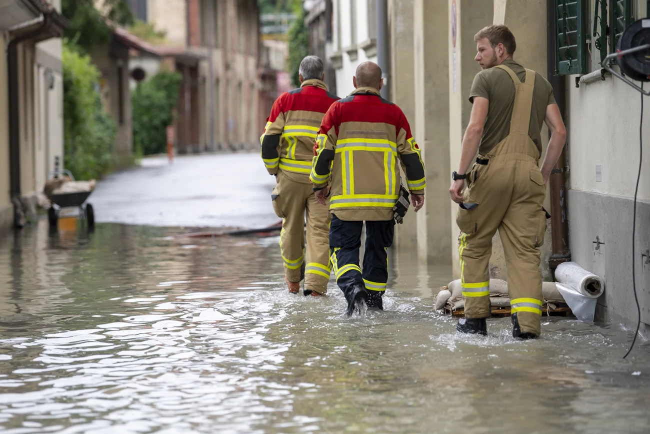 Im Altenberg-Quartier in Bern, erreichen die Fluten Aare die Häuser. Die Feuerwehr hat in den Quartieren Marzili, Altenberg und Matte vorbeugend Hochwassersperren aufgebaut. (Foto: Keystone/Marcel Bieri)