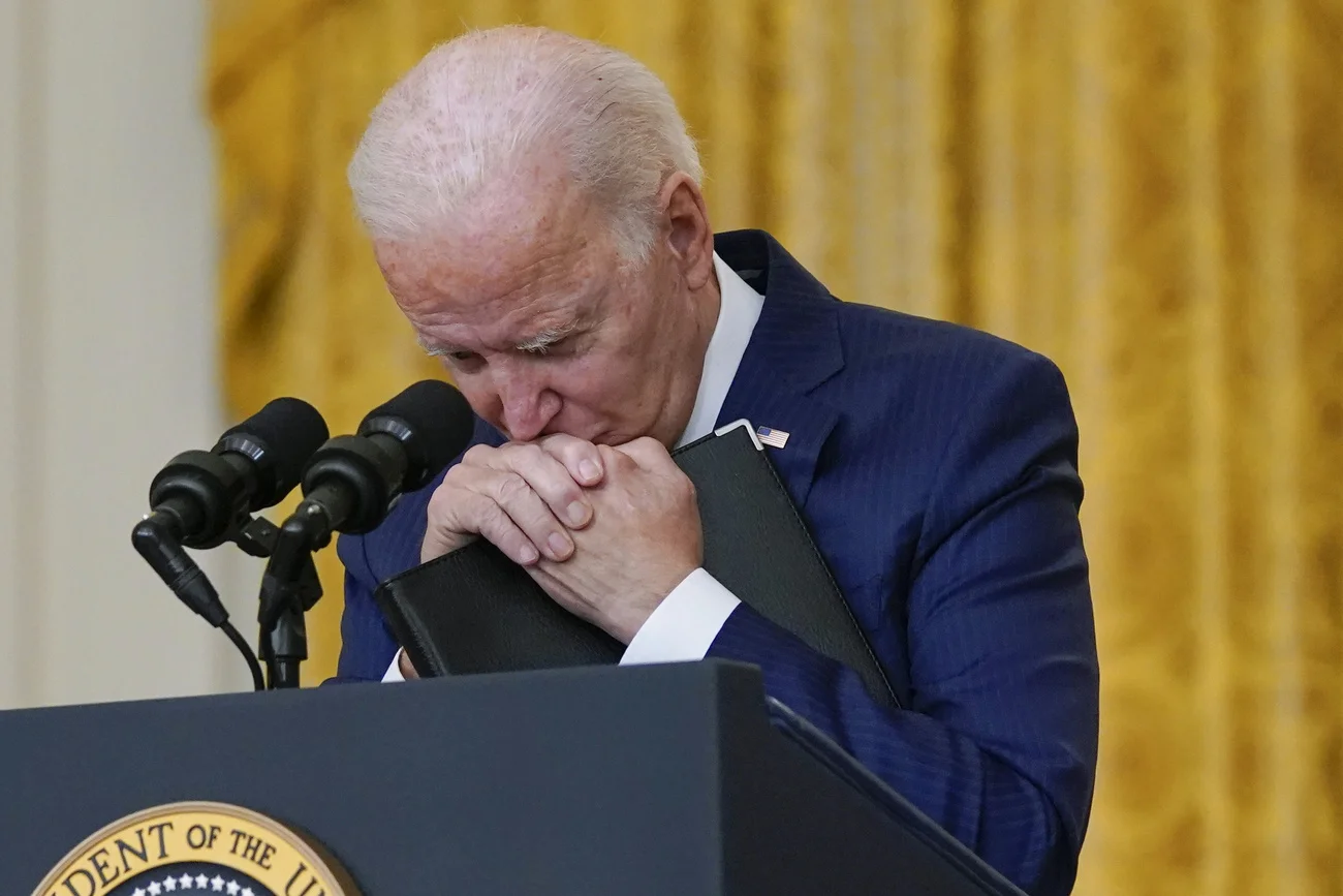 26. August 2021:  Präsident Joe Biden schwört Rache. Bei einem Selbstmordanschlag beim Flughafen in Kabul sterben rund 100 Menschen, unter ihnen 13 US-Soldaten. Ein Selbstmordattentäter hatte sich in der Nähe des Abbey-Tores beim internationalen Flughafen in Kabul in die Luft. Tausende Menschen hatten sich im und um den Flughafen befunden. Sie wollten zu einer Maschine der westlichen Alliierten gelangen, um evakuiert zu werden. Die Terrormiliz «Islamischer Staat-K» hat sich zu dem Attentat bekannt. «K» ste…