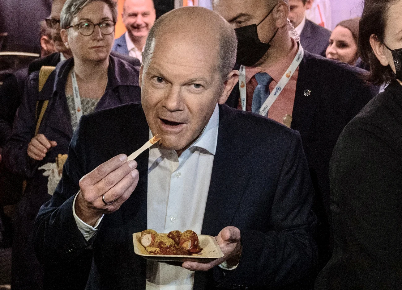 Eine Curry-Wurst nach geschlagener „Schlacht“. Der SPD-Kandidat Olaf Scholz hat das TV-Triell am Sonntagabend gewonnen. Dies geht aus einer Blitzumfrage des ZDF hervor. Befragt wurden kurz nach der Sendung 1500 ausgewählte Personen. 41 Prozent fanden Scholz am glaubwürdigsten. 27 stimmen für Armin Laschet und 25 Prozent für Annalena Baerbock. Auch bei den anfangs unentschiedenen Wählerinnen und Wählern liegt Scholz klar vorn. (Foto: Keystone/DPA/Christophe Gateau)