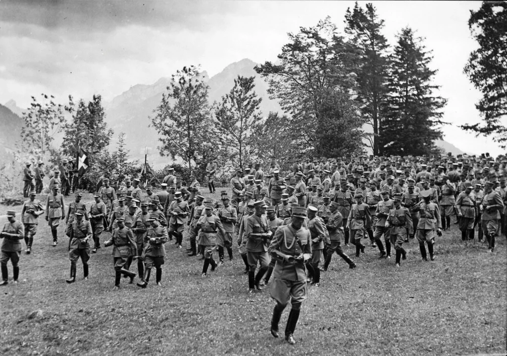 25. Juli 1940: Der Rütlirapport. Im Sommer 1940 ist ein Angriff Deutschlands auf die eingekesselte Schweiz denkbar. Aus diesem Grund ruft General Henri Guisan alle höheren Offiziere aufs Rütli und stellt ihnen den Réduit-Plan vor. Dieser besagt, dass sich die Schweizer Armee nach einem Angriff darauf konzentriert, das Gebiet der Alpen und der Passübergänge zu verteidigen. Alle Zufahrten zu den Bergen sollten zerstört werden. Der Rapport war auch als Warnung an die Achsenmächte gedacht. (Bild: Keystone/Foto…