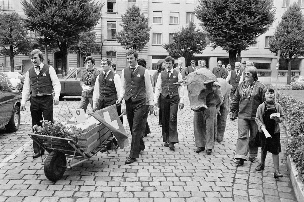 Ab kommendem Ostersonntag gilt in der Schweiz wieder die Sommerzeit. Ihrer Einführung im Jahr 1981 ging ein langer Kampf voraus. Das Bild aus dem Jahr 1977 zeigt ein Referendumskomitee, das in Bern Unterschriften gegen die Sommerzeit einreichte. In der Volksabstimmung im Mai 1978 wurde ihre Einführung deutlich abgelehnt. Die Schweiz wurde in Europa zu einer Zeitinsel. (Aus dem Archiv der Foto-Agentur Keystone/Str)