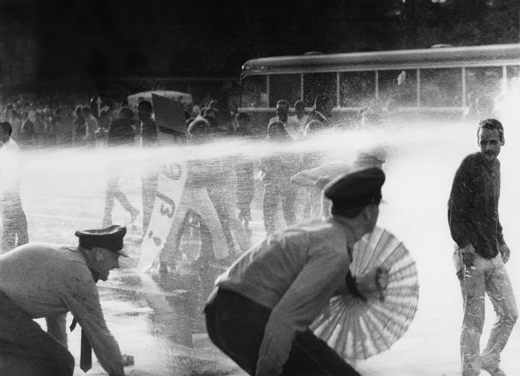 29. Juni 1968: „Globuskrawalle“ in Zürich: Jugendliche Demonstranten und die Polizei liefern sich eine Strassenschlacht, die bis ins Morgengrauen des 30. Juni dauert. Unmittelbarer Anlass für die Krawalle ist ein Entscheid des Zürcher Stadtrats, der das leerstehende Gebäude des Warenhauses „Globus“ auf der Bahnhofbrücke nicht für ein Jugendzentrum zur Verfügung stellen will. Die Auseinandersetzungen sind im Zusammenhang mit den europaweiten 68er-Unruhen zu sehen. 159 Personen werden festgenommen. 15 Polizi…