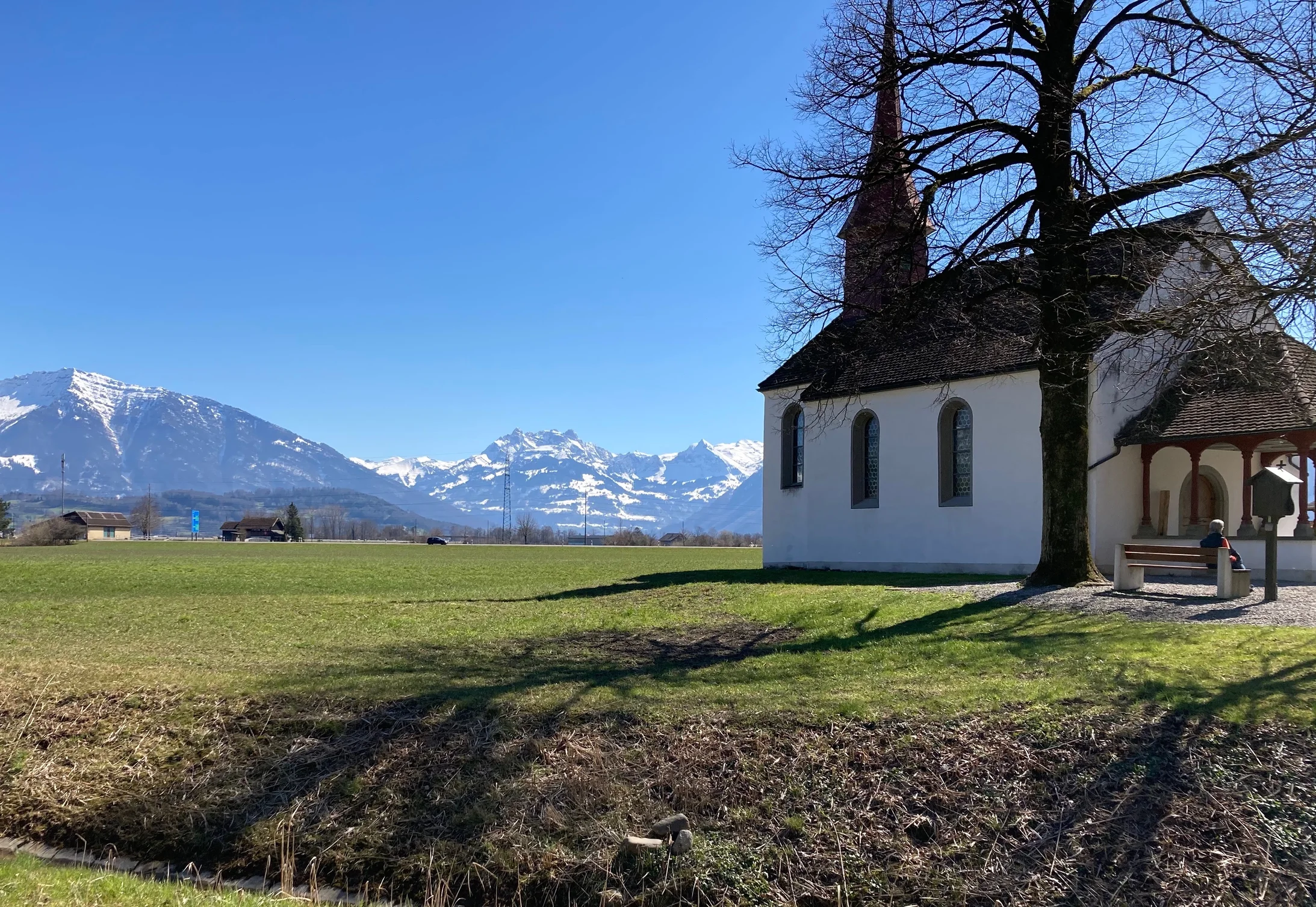 Die Linthbordkapelle ist heute von Strommasten und Autobahn umstellt. Im Hintergrund Federispitz (links) und Mürtschenstock