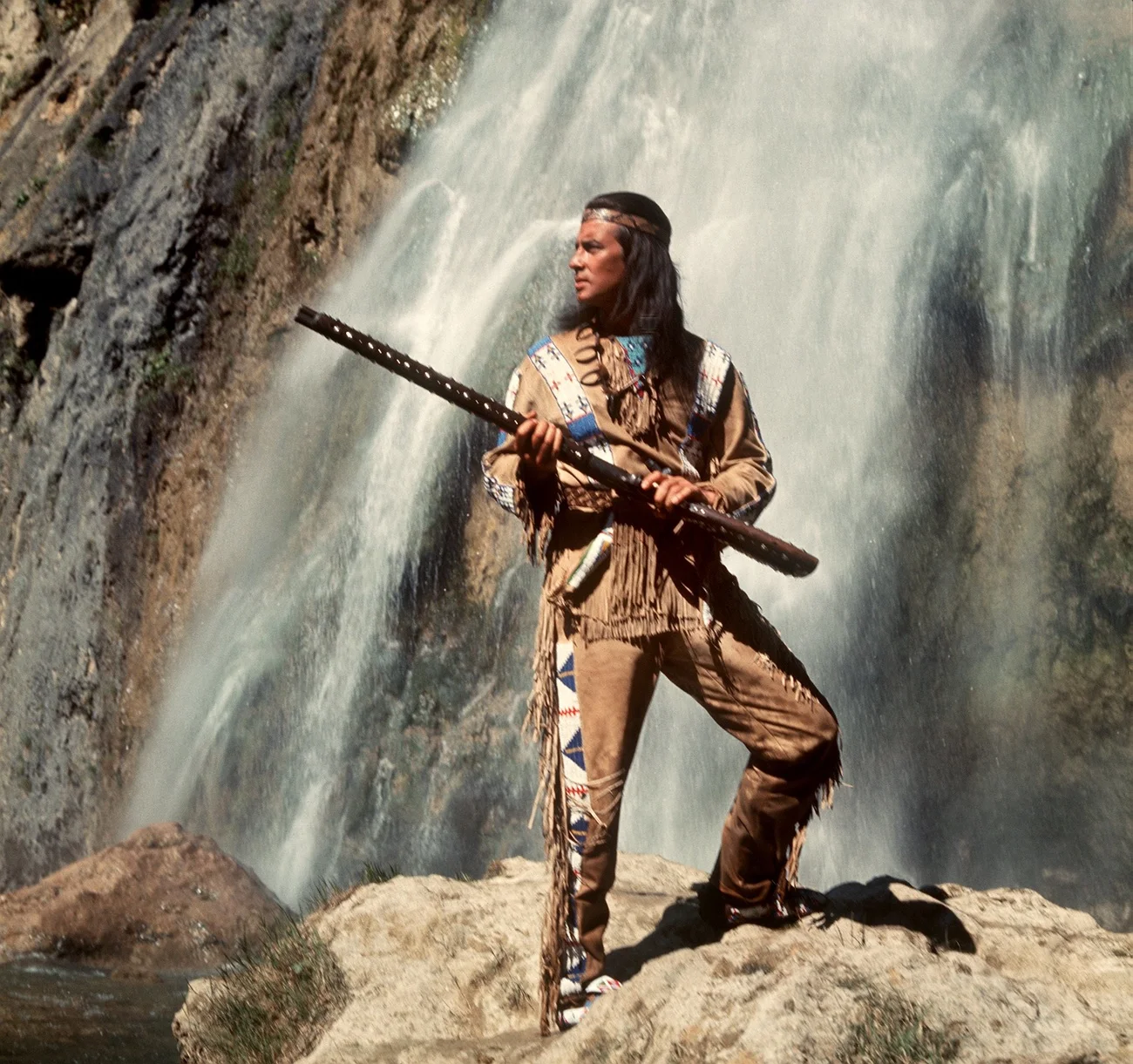 Der französische Schauspieler Pierre Brice, bekannt als Winnetou-Darsteller, stirbt in Paris mit 86 Jahren. Im Bild: Brice als Apachen-Häuptling „Winnetou“ in einer Szene des Karl-May-Films „Winnetou 3“. (Foto: Keystone/epa/DPA/Str)