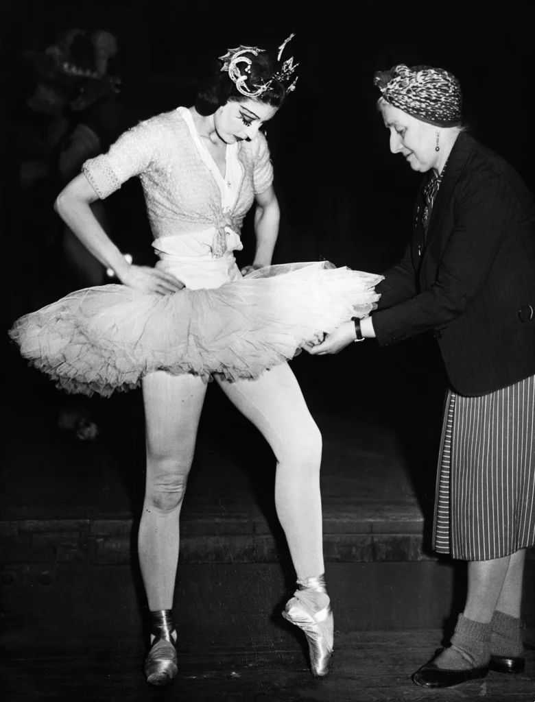 Geburt von Margot Fonteyn, englische Balletttänzerin. 1979 wird sie vom Royal Ballet zur Primaballerina assoluta ernannt. 1959 nimmt sie zusammen mit ihren Ehemann, einem panamesischen Diplomaten, an einem kubanischen Putschversuch gegen die panamesische Regierung teil. Später trifft sie mit Fidel Castro zusammen. Mit dem 19 Jahre jüngeren Rudolf Nurejew tritt sie unter anderem in Giselle, dem Schwanensee und Dornröschen auf. Sie stirbt 1991 in Panama an Krebs. (Foto: Keystone/Iban-Archiv/Str)