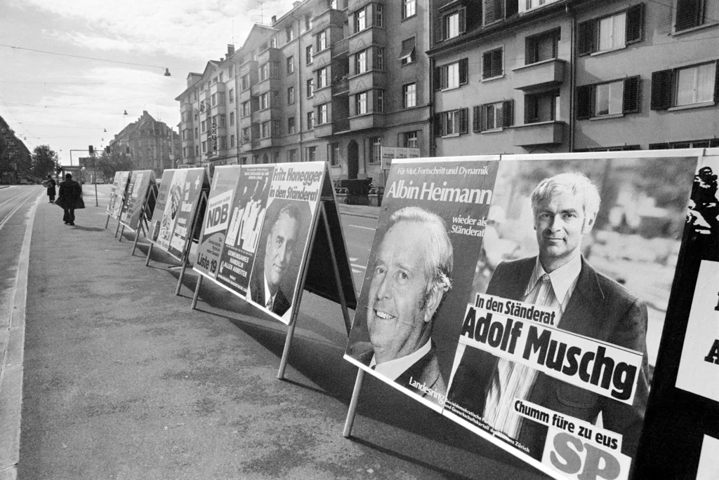 Prominenz ist keine Garantie dafür, gewählt zu werden. Das erfuhr 1975 der Schriftsteller und Professor Adolf Muschg, der für die SP als Ständerat kandidierte. Gewählt wurden der LdU-Kandidat Albin Heimann. Der spätere freisinnige Bundesrat Fritz Honegger wurde im Amt bestätigt. (Foto: Keystone/Str) 