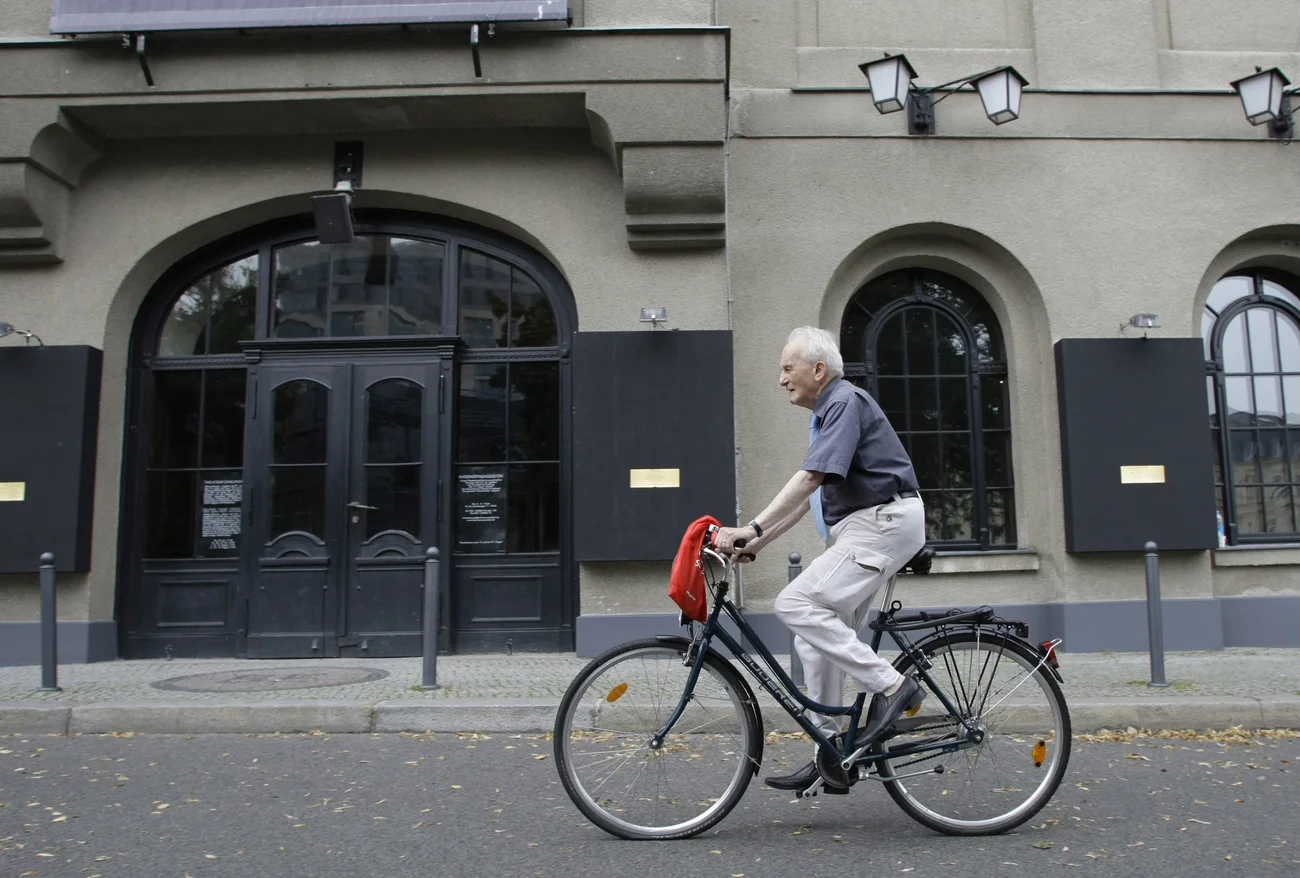 Dem Dra­ma­ti­ker und Ly­ri­ker ge­lang 1963 mit sei­nem De­büt­werk „Der Stell­ver­tre­ter“ ein Welt­er­folg. Das Werk, das die nazifreundliche Politik des Vatikans während des Zweiten Weltkrieges anklagte und das auch am Broad­way lief, mach­te Rolf Hoch­huth zu ei­nem wich­ti­gen, stets um­strit­te­nen Au­tor des in den Sech­zi­ger­jah­ren po­pu­lä­ren Thea­ters mit do­ku­men­ta­ri­schem An­spruch. In der Er­zäh­lung „Eine Lie­be in Deutsch­land“ und im Thea­ter­stück „Ju­ris­ten“ ent­hüll­te er die Na­…