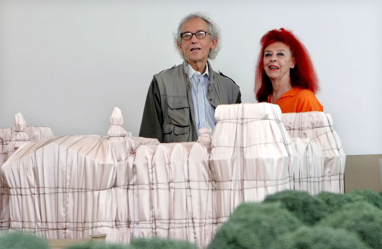 Christo mit seiner Frau Jeanne-Claude vor einem Modell des verhüllten Berliner Reichstags, 24. Juli 2009 (Foto: Keystone/EPA/Raquzl Manzanares) 